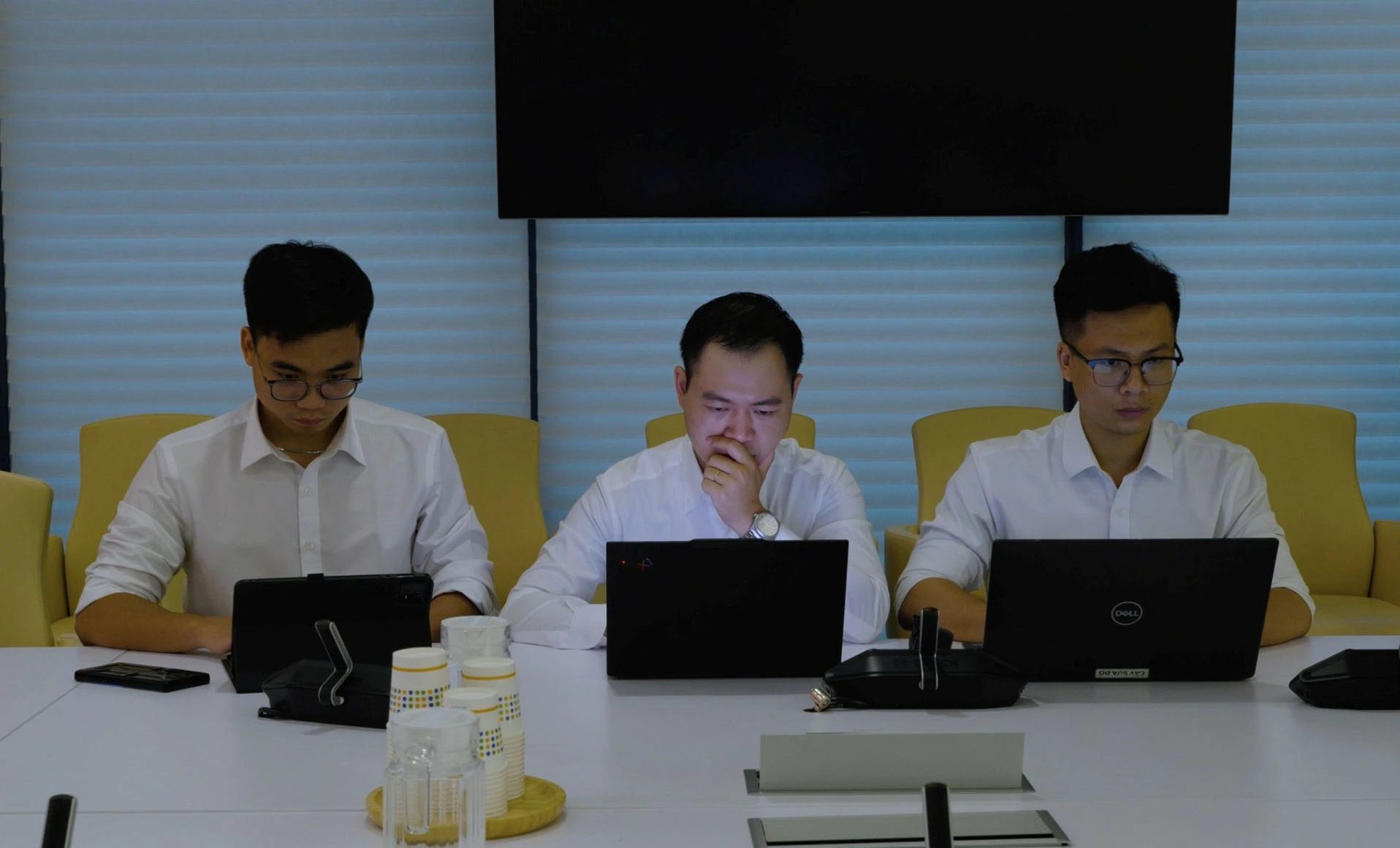 Để có được thành công, anh Nguyễn Chí Đông (giữa) và các cộng sự thường xuyên làm việc xuyên đêm tại đơn vị