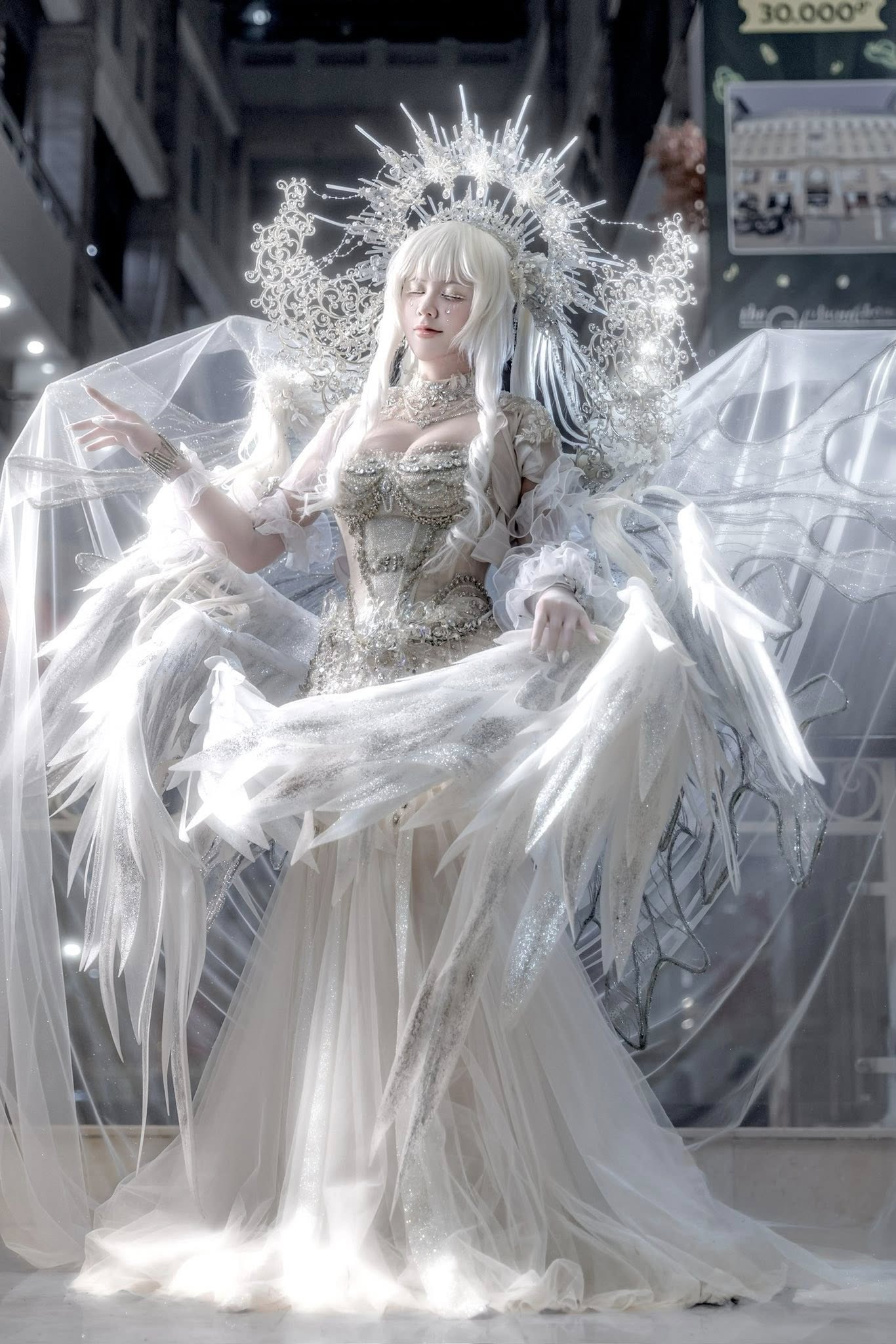 Cosplay nặng gần 15kg khiến việc di chuyển trở nên khó khăn