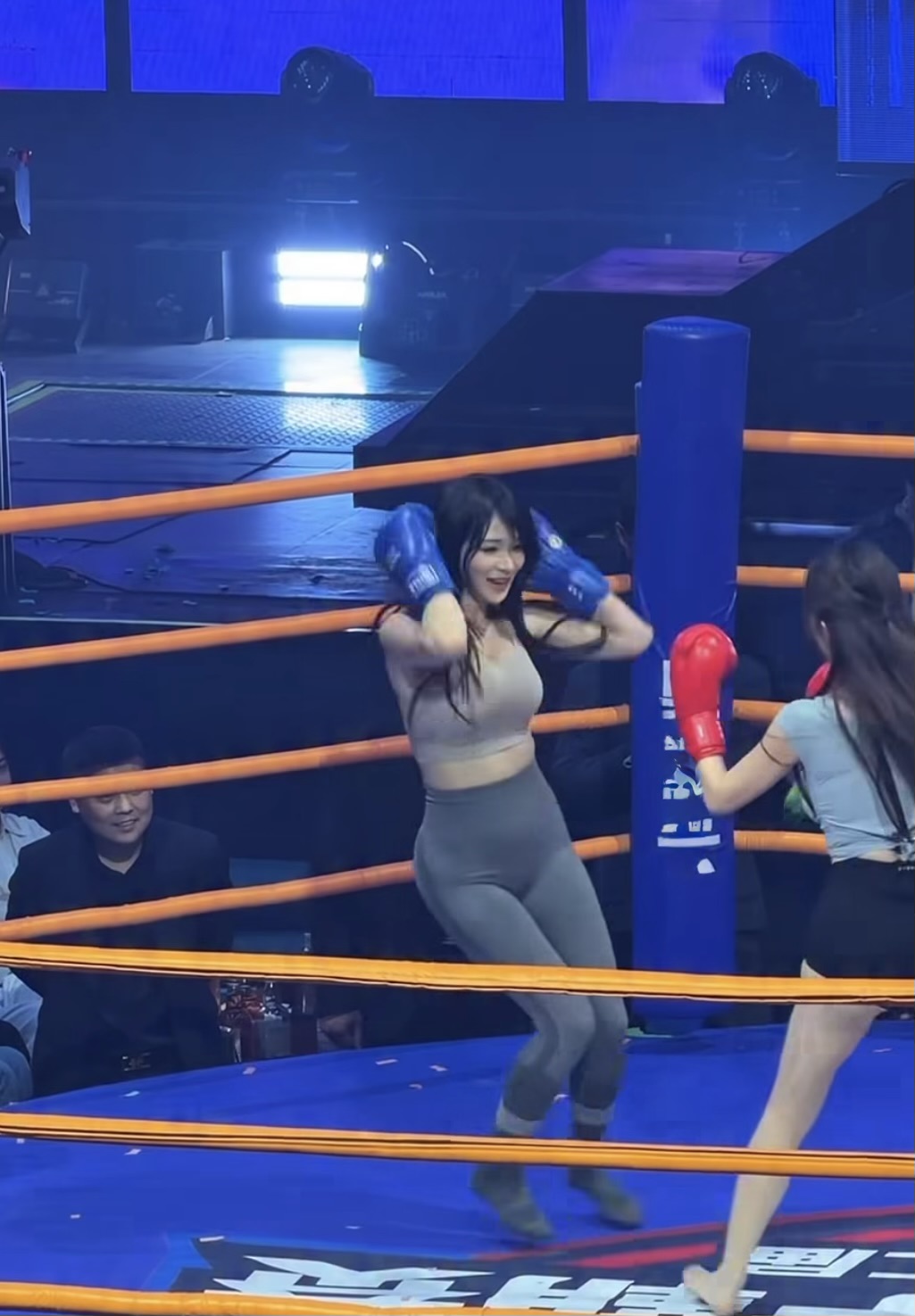Nữ coser boxing xinh đẹp và cá tính
