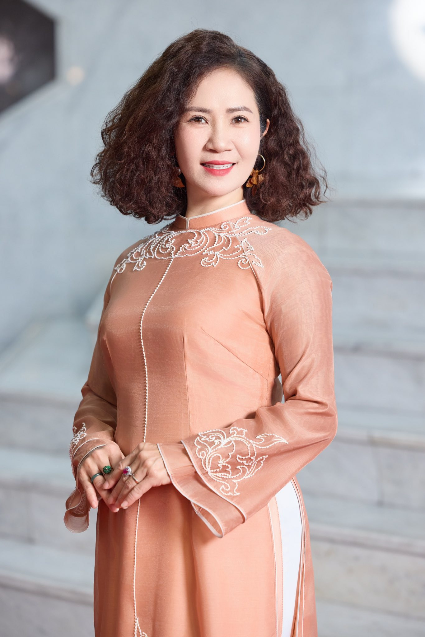 Bà ngoại U60 Nguyệt Hằng