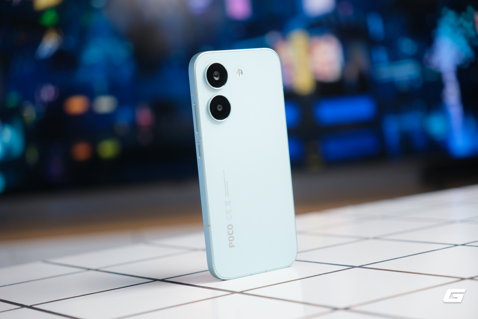 Mặt lưng kính và khung kim loại vuông vắn của POCO X8 Pro