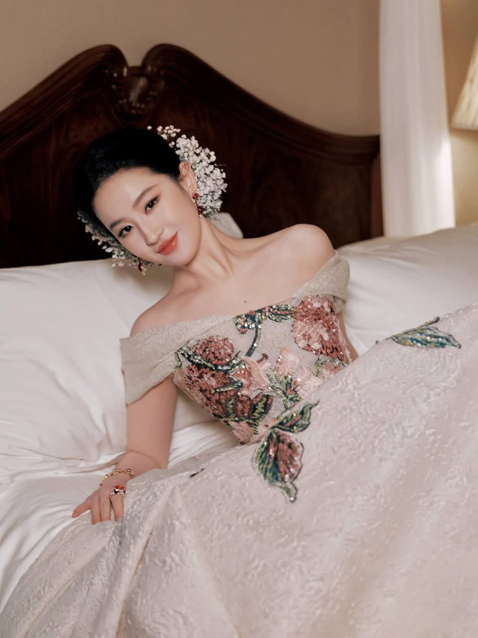 Dù ít đóng phim hơn so với trước, Lưu Diệc Phi vẫn luôn nằm trong top diễn viên có sức ảnh hưởng lớn nhất Cbiz.