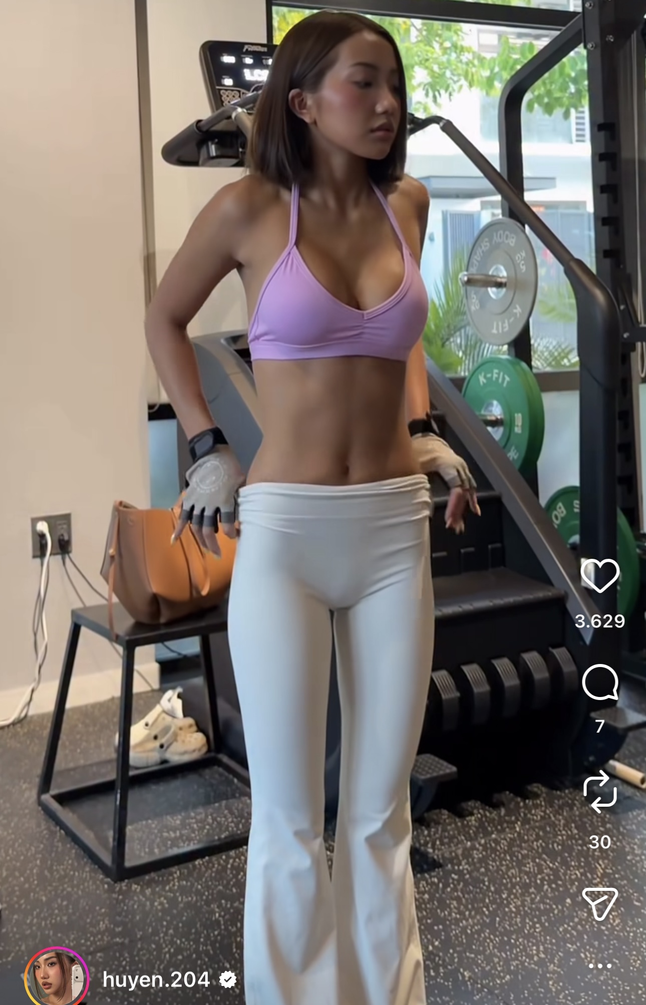 Khánh Huyền trang điểm sắc nét