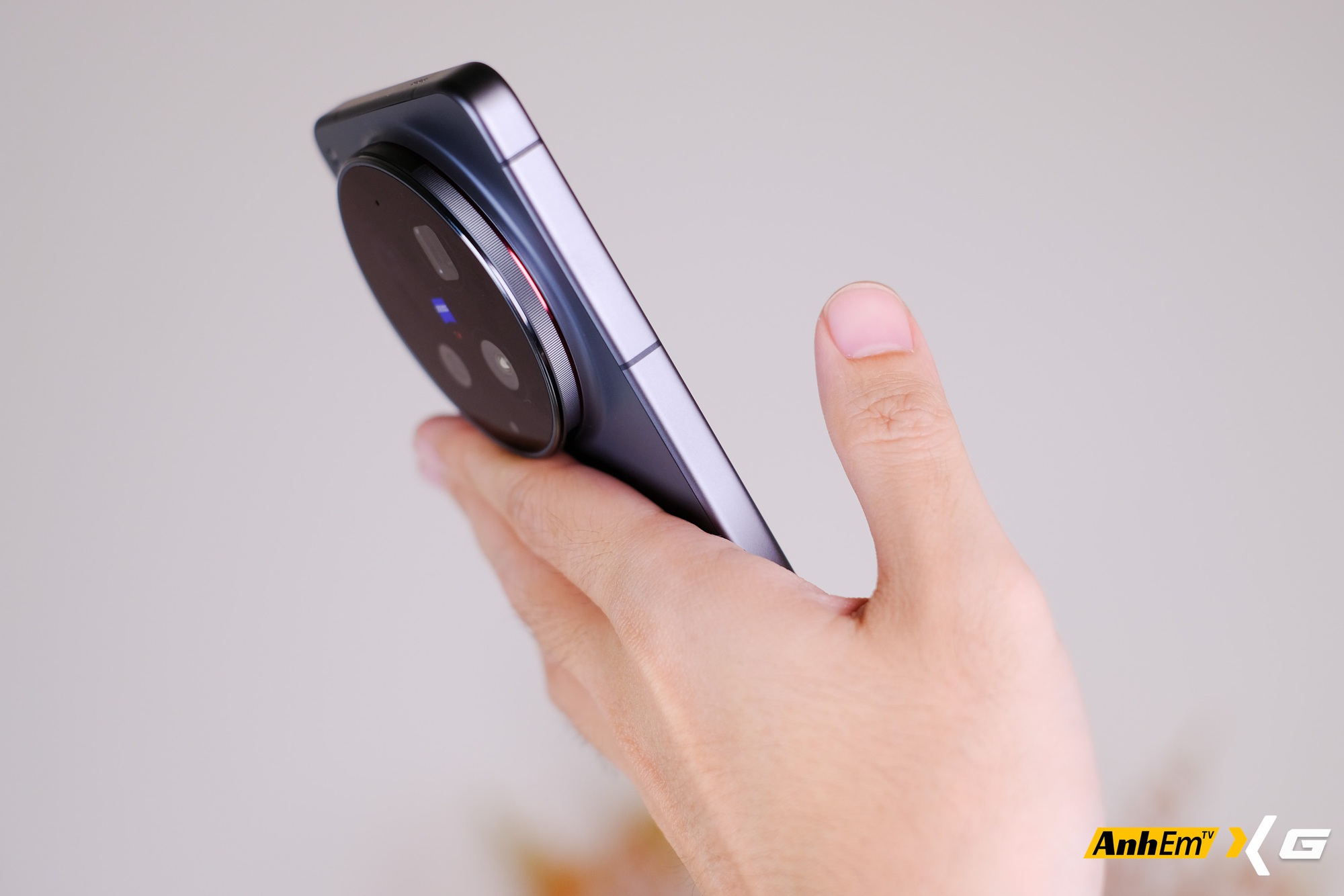 Cụm camera lồi khi để trên bàn của vivo X300 Ultra