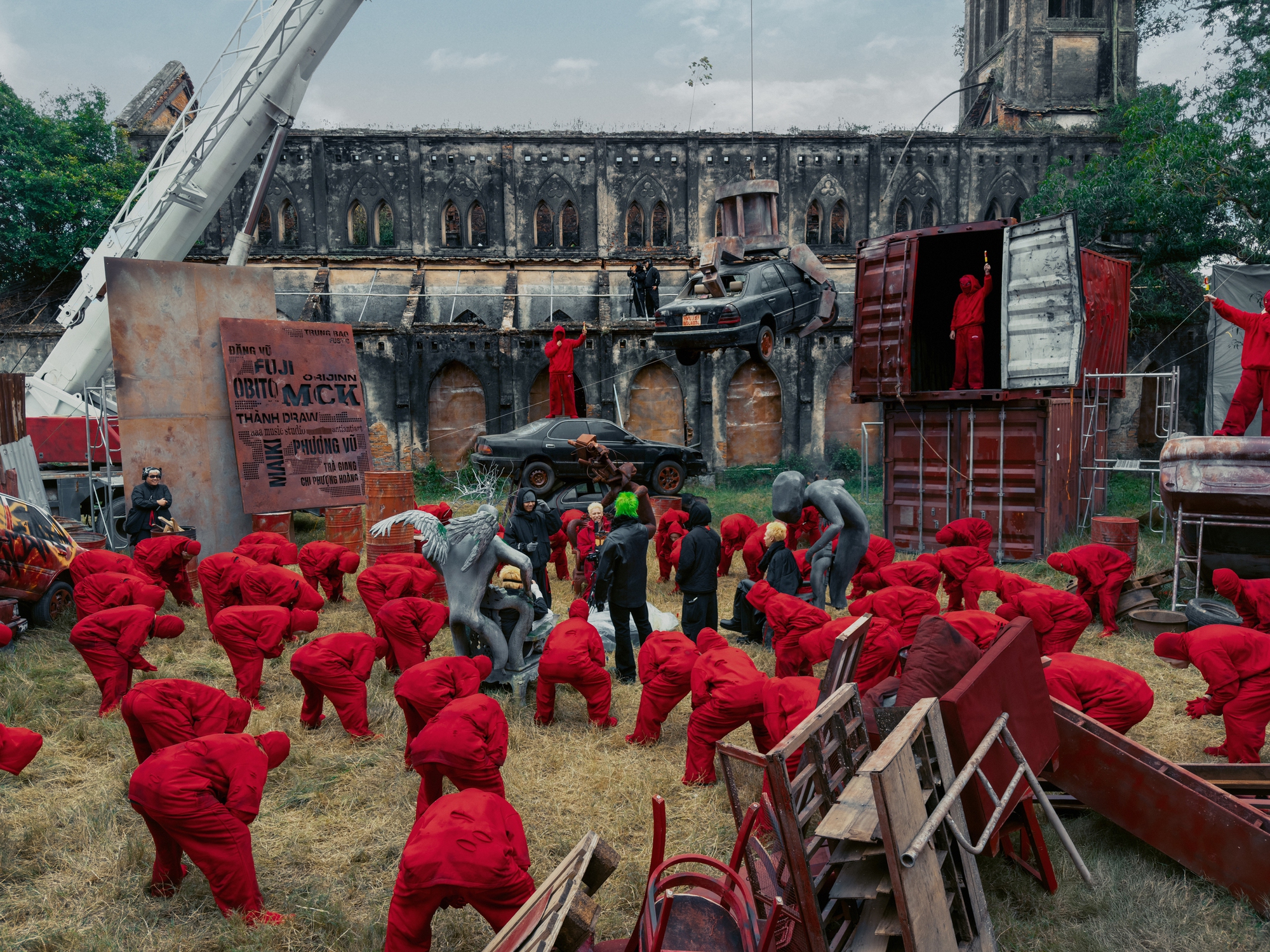 Toàn cảnh set quay cho thấy cách ekip dàn dựng một không gian thực với nhiều lớp diễn viên và đạo cụ