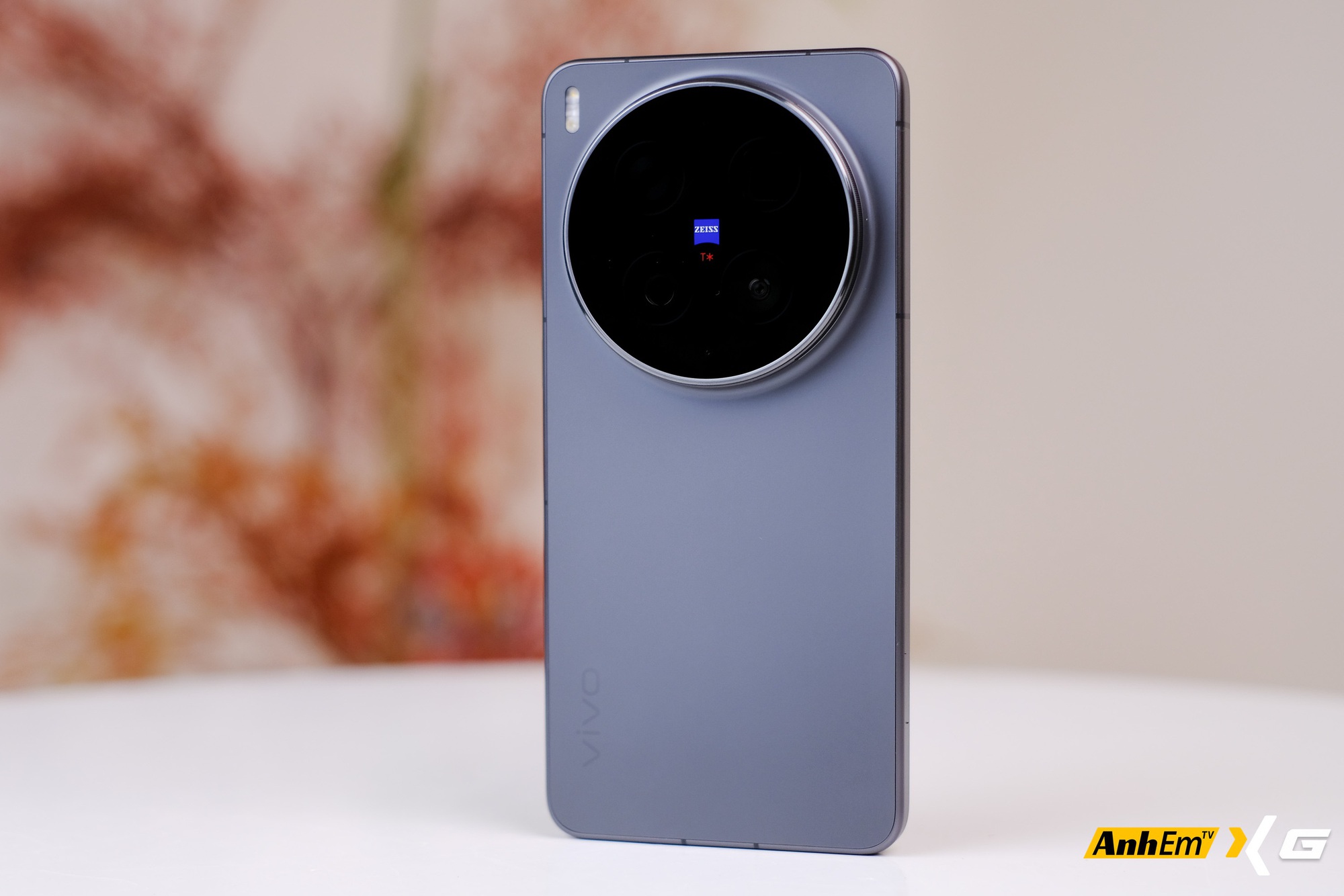 Smartphone flagship với cụm camera cực lớn Vivo X300 Ultra