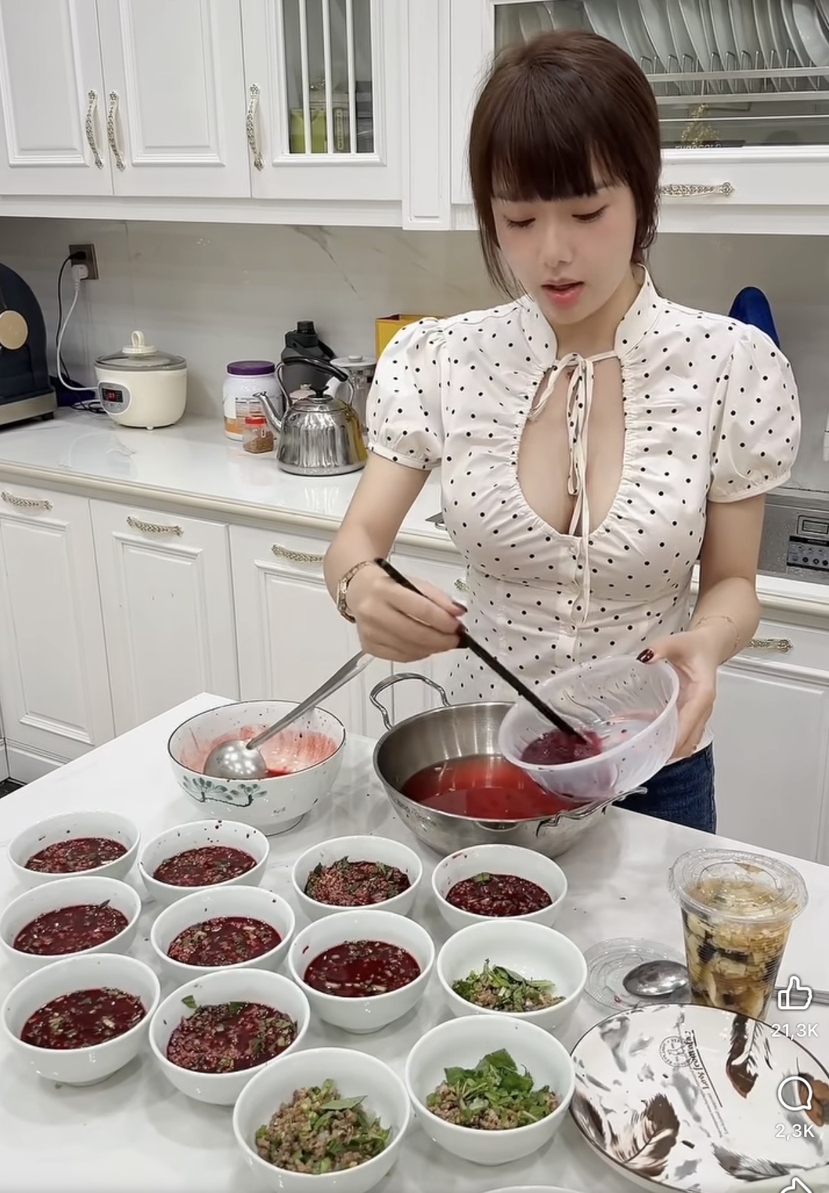 Cô giáo Hương trổ tài đứng bếp làm món khoái khẩu