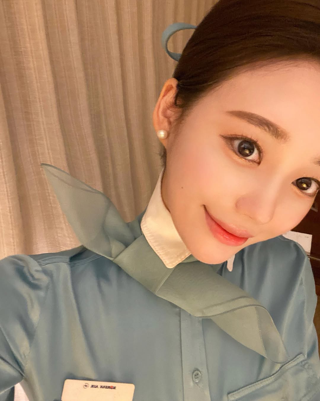 Min Ji trong đồng phục tiếp viên hàng không