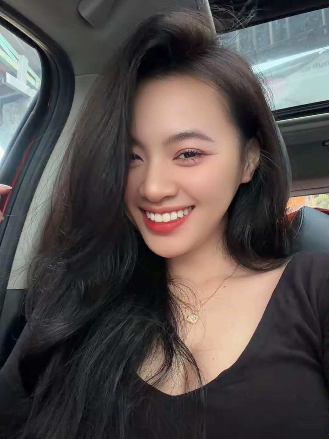 Người mẫu nữ diện bikini nổi bật bên hồ bơi