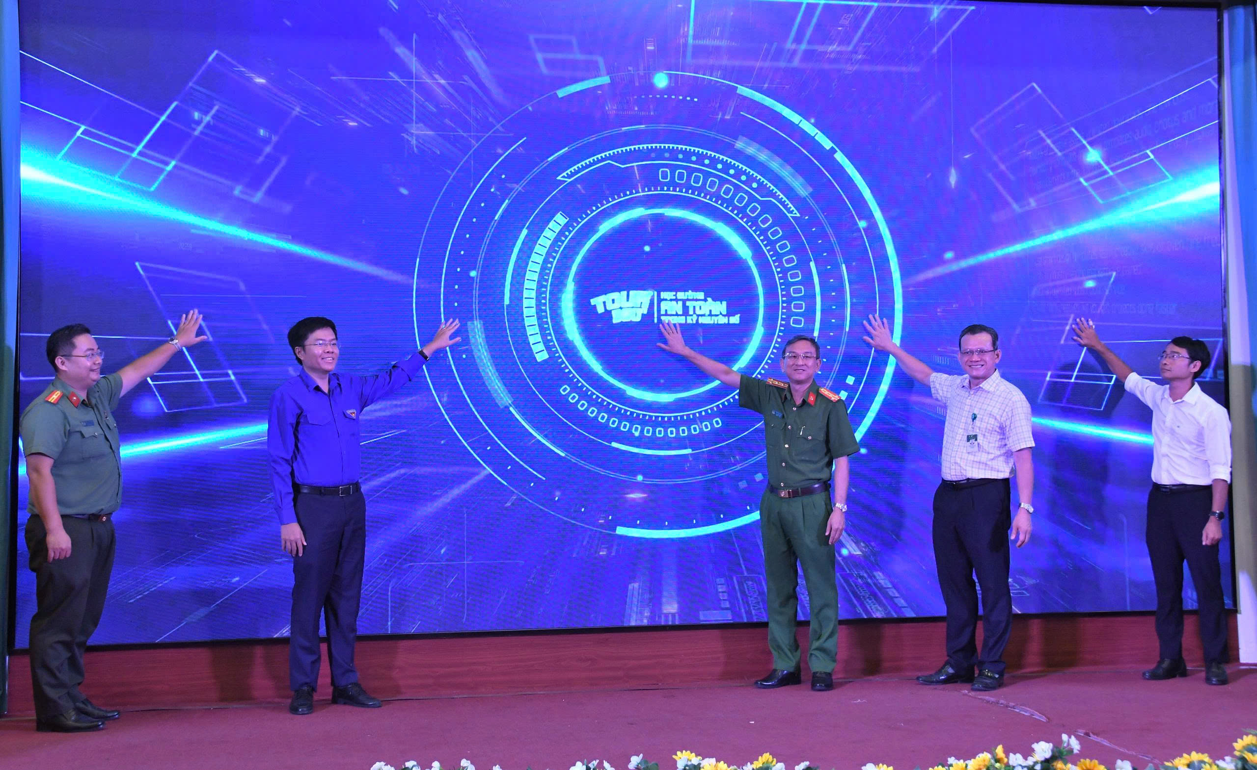 Khởi động chuỗi Chương trình Tour 360: Học đường an toàn trong kỷ nguyên số dành cho học sinh, sinh viên trên địa bàn TP.HCM