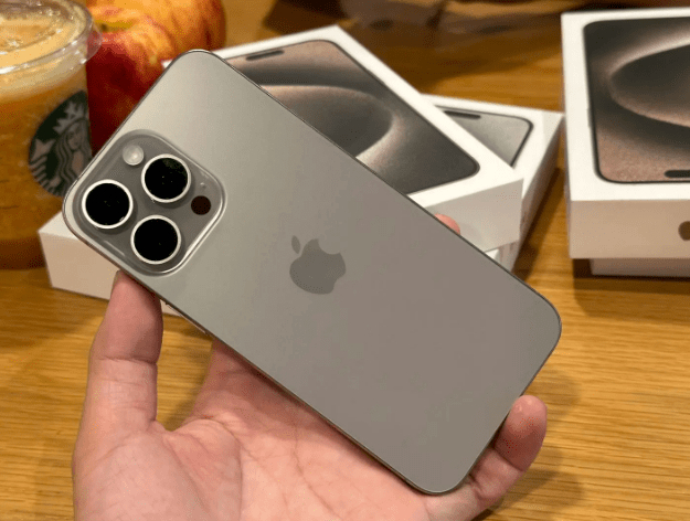 Chiếc iPhone 15 Pro Max phiên bản cũ sang trọng