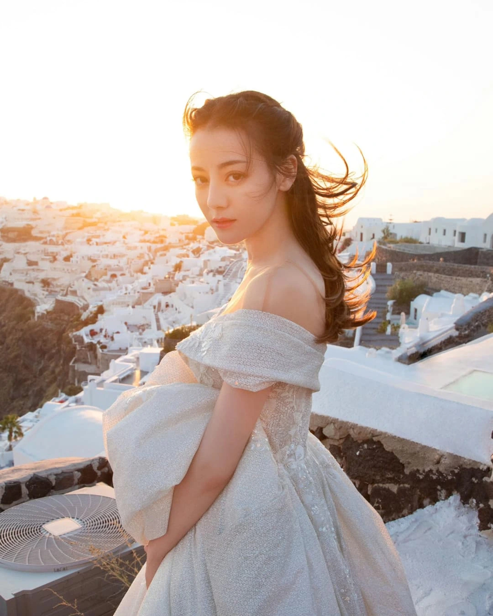 Địch Lệ Nhiệt Ba là 'đệ nhất mỹ nhân Tân Cương' và là một trong những ngôi sao 'đỉnh lưu' của làng giải trí Hoa ngữ.