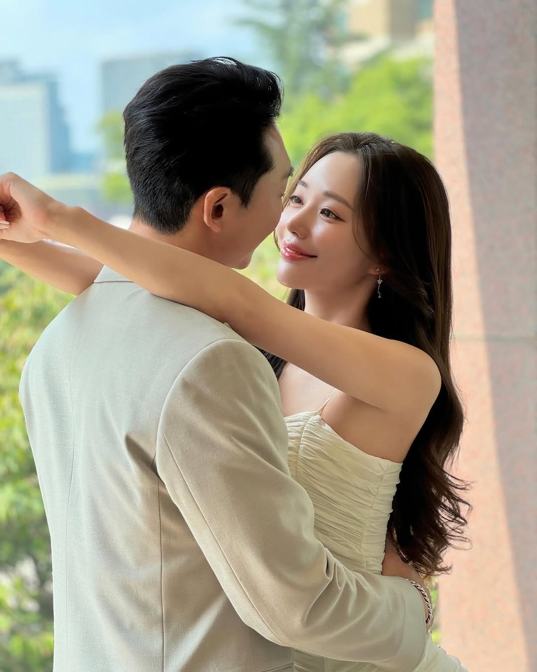 Min Ji và chồng doanh nhân hạnh phúc