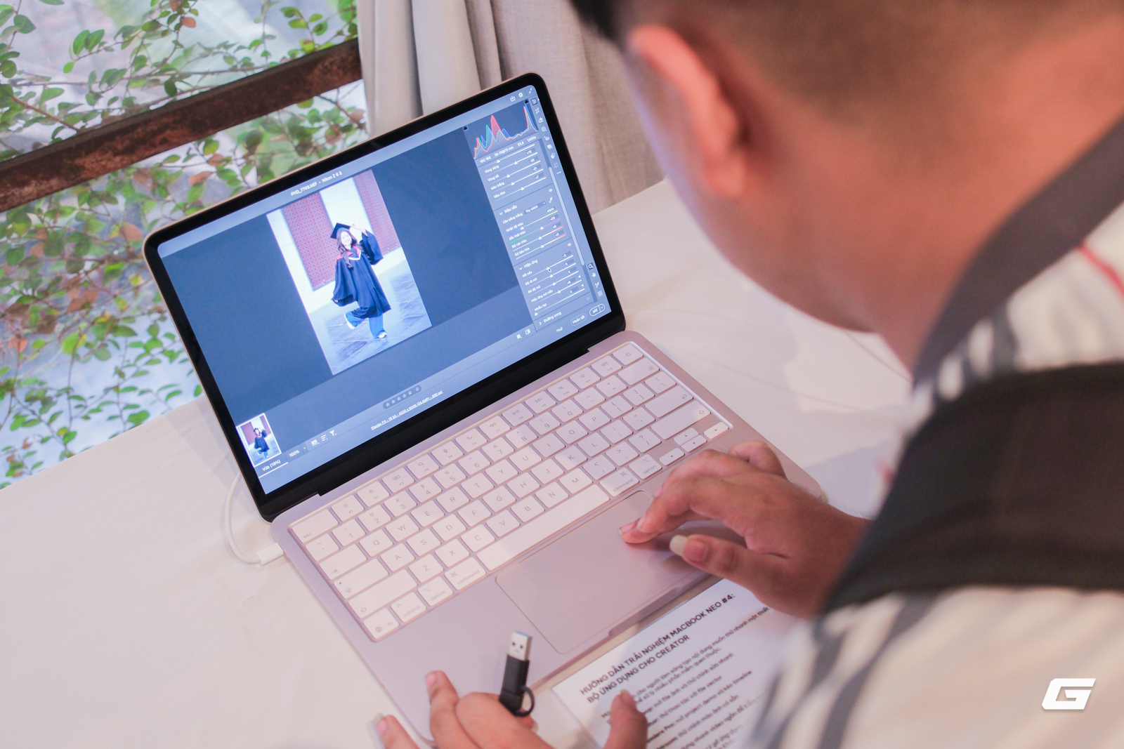 Người dùng trẻ tuổi trải nghiệm MacBook Neo tại Việt Nam