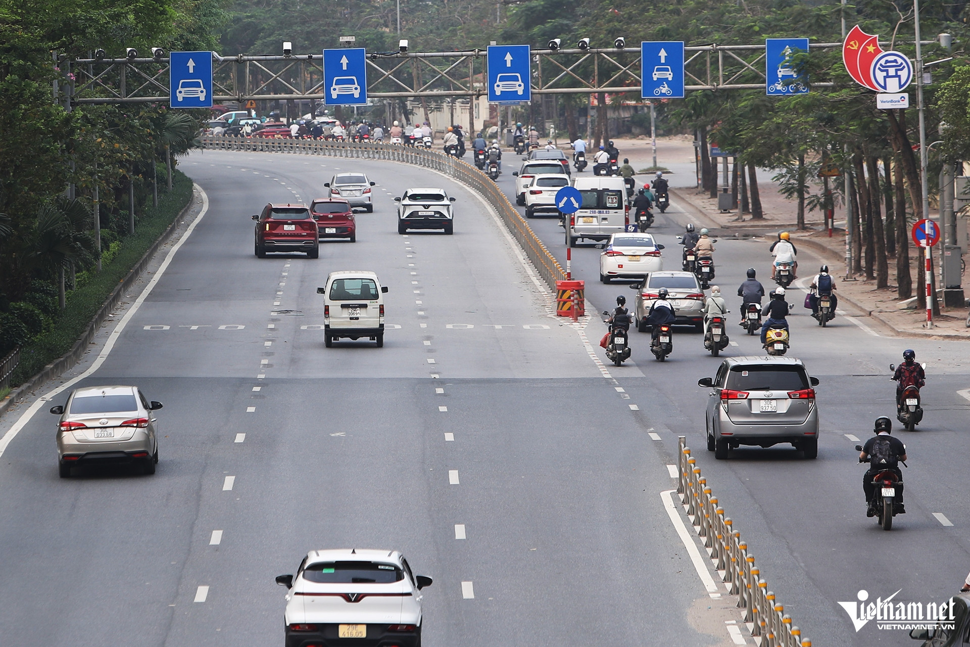 Camera giám sát giao thông trên đường Võ Chí Công