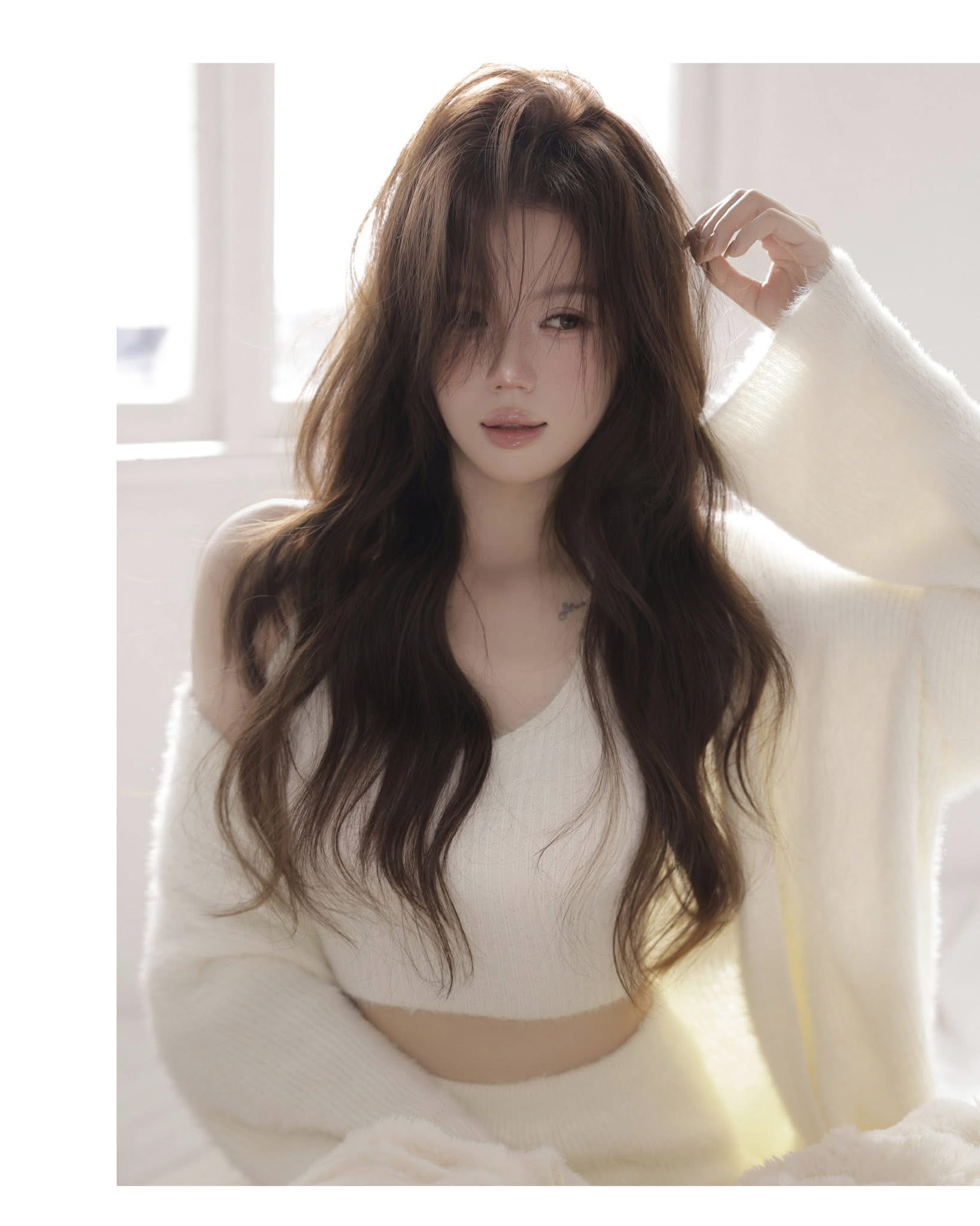 Streamer Mèo Trái Đất bên chiếc xe sang mới