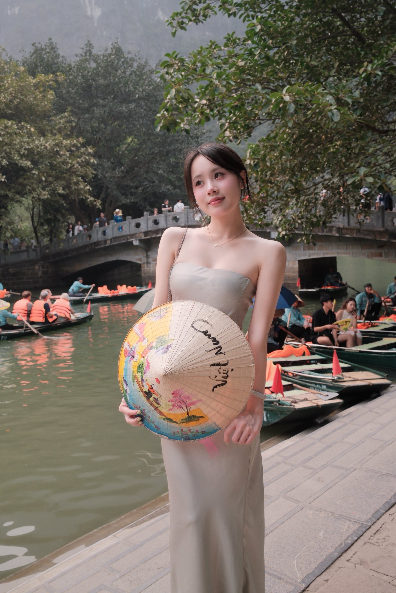 Hot girl bên mái đình cổ kính