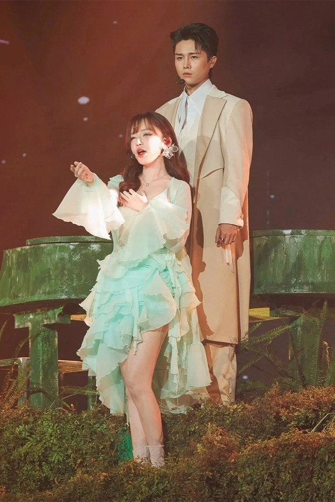 Bích Phương biểu diễn trên sân khấu