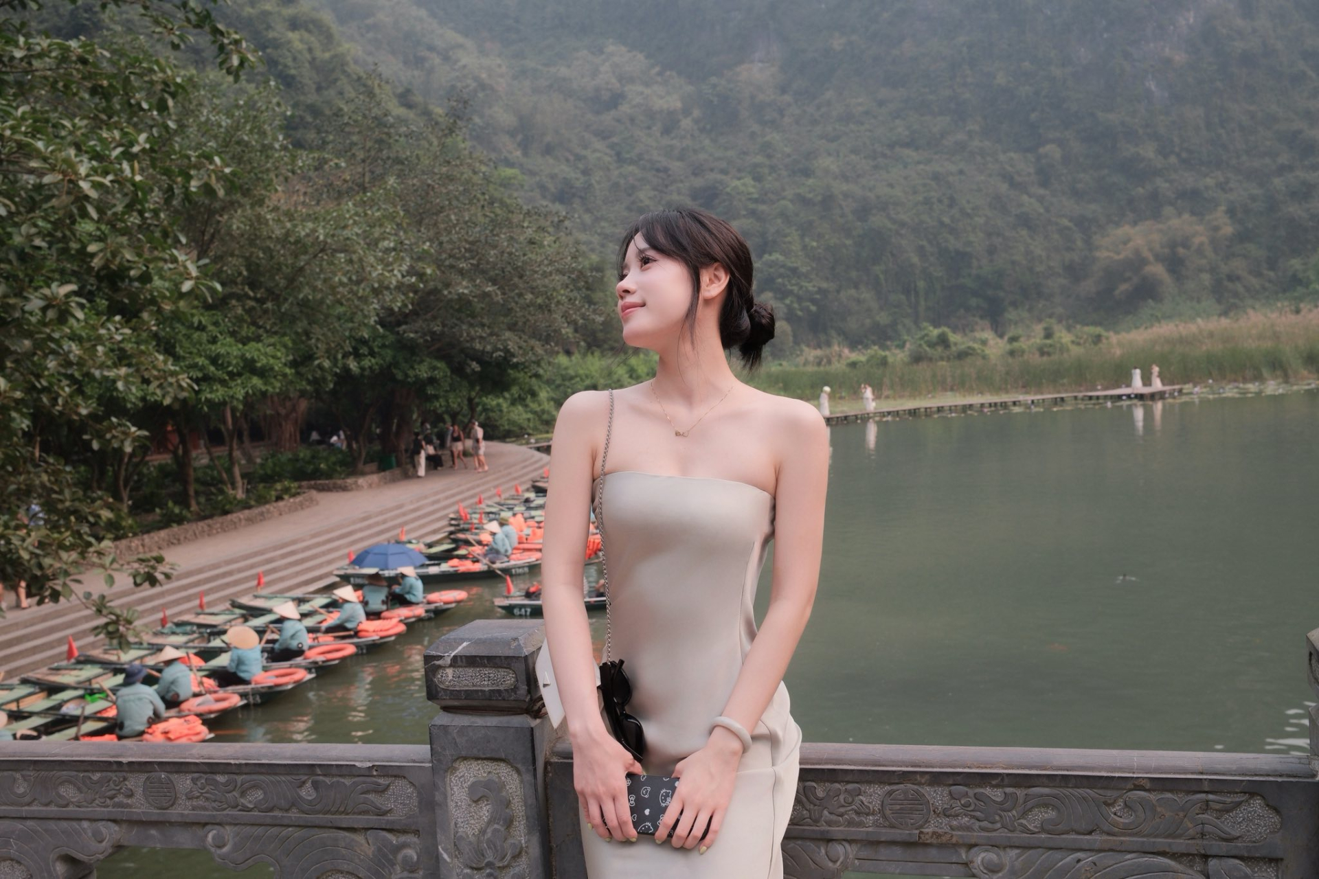 Hot girl chụp hình ở Tràng An