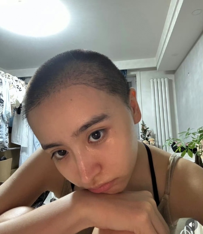 Kim Tử Hàm đầu trọc lốc sau giải nghệ