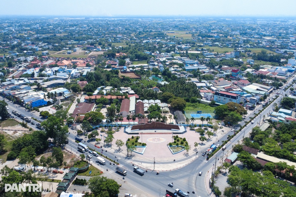 Nút giao giữa đường tỉnh ĐT 824 và tỉnh lộ 10 tại xã Đức Hòa, Tây Ninh