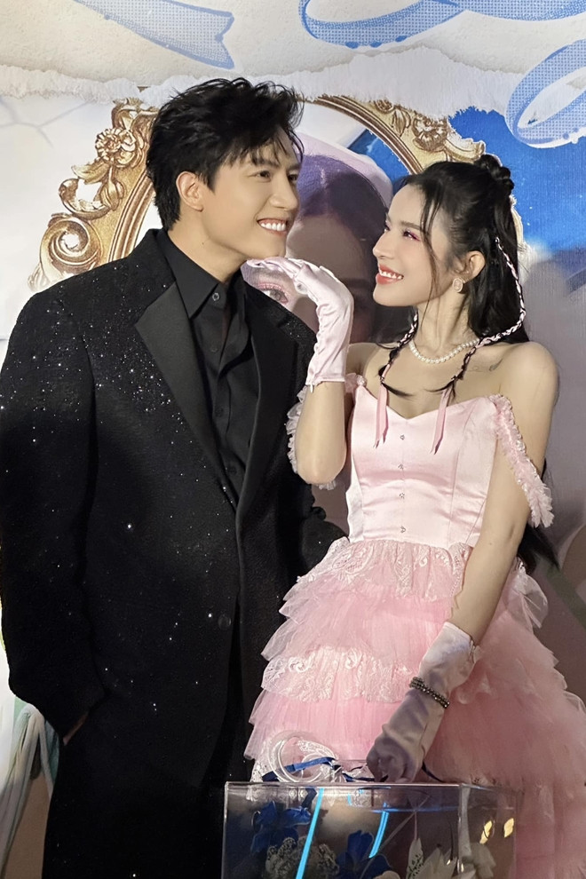 Anh Tú ôm eo và hôn LyLy trên sân khấu