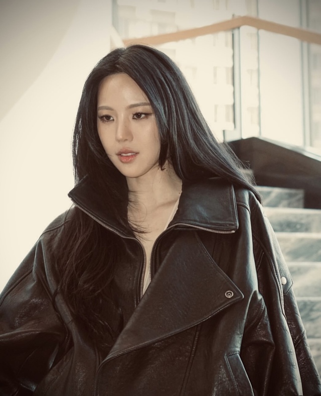 Janistar mang vẻ đẹp vừa cá tính vừa mong manh.