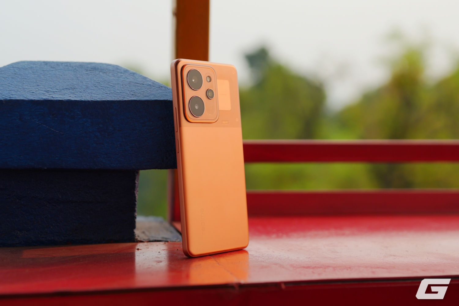 Smartphone màu cam tia chớp