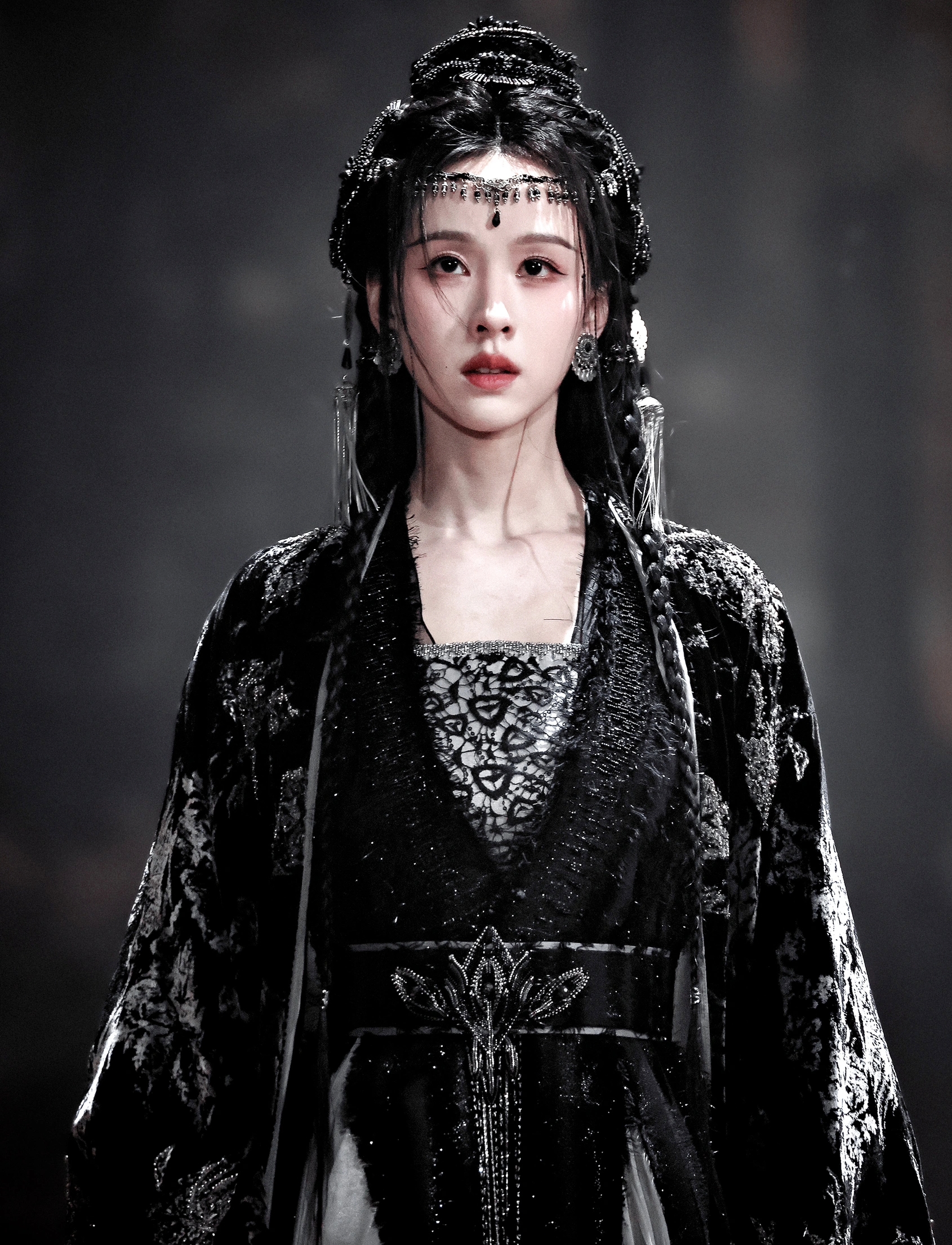 Nữ diễn viên khoác lên mình đa dạng trang phục cổ trang