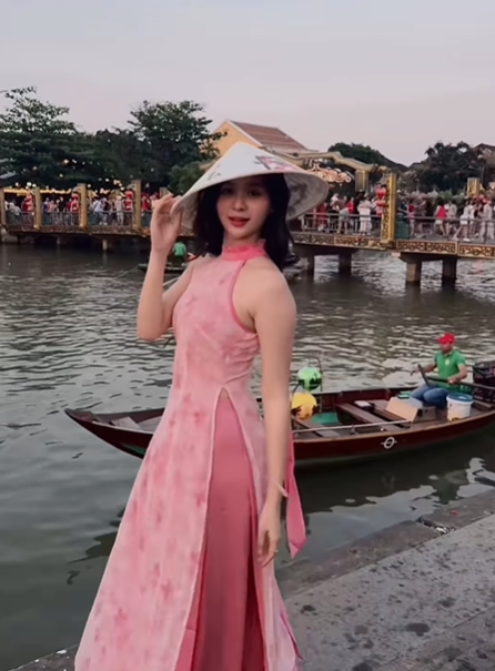 Hillary Soe khoe phong cách thời trang đa dạng