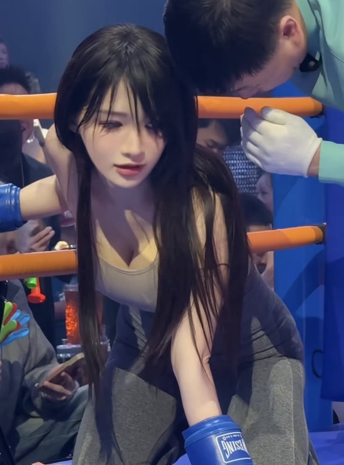 Nữ coser tấu hài trên sàn boxing