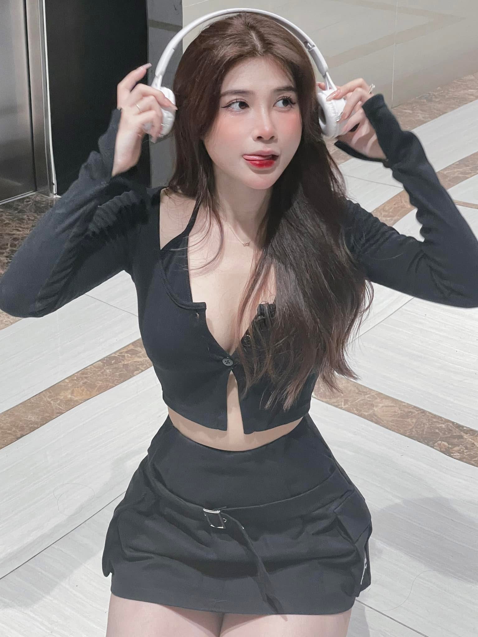 Bà chủ phòng gym xinh đẹp nũng nịu