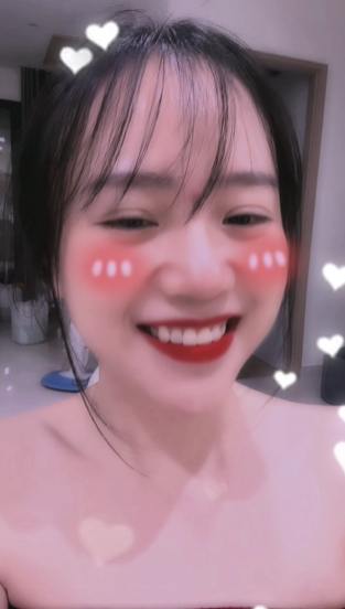 Biểu cảm nhí nhảnh khi hôn gió của Mai Linh Zuto