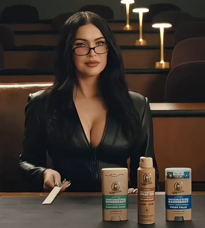 Megan Fox diện trang phục gợi cảm, thần thái cuốn hút