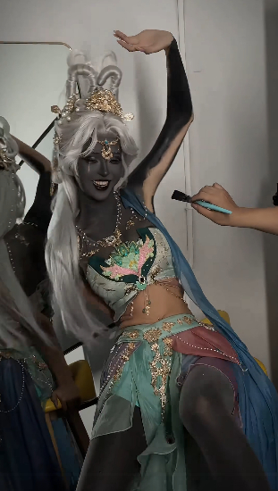 Chi tiết từ tóc giả đến phụ kiện được đầu tư kỹ lưỡng