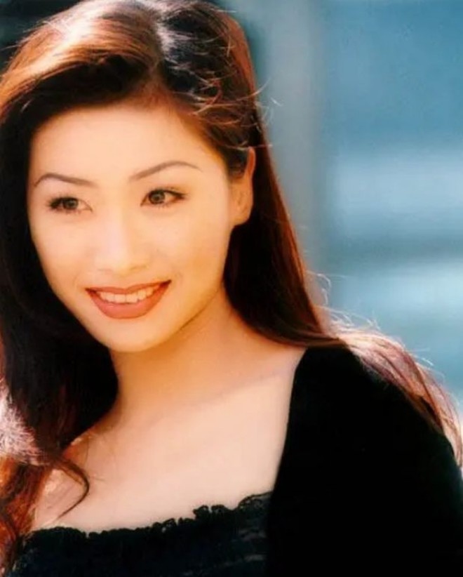 Nhan sắc nữ thần gợi cảm từng khiến màn ảnh Hong Kong chao đảo vì những cảnh quay táo bạo- Ảnh 1.