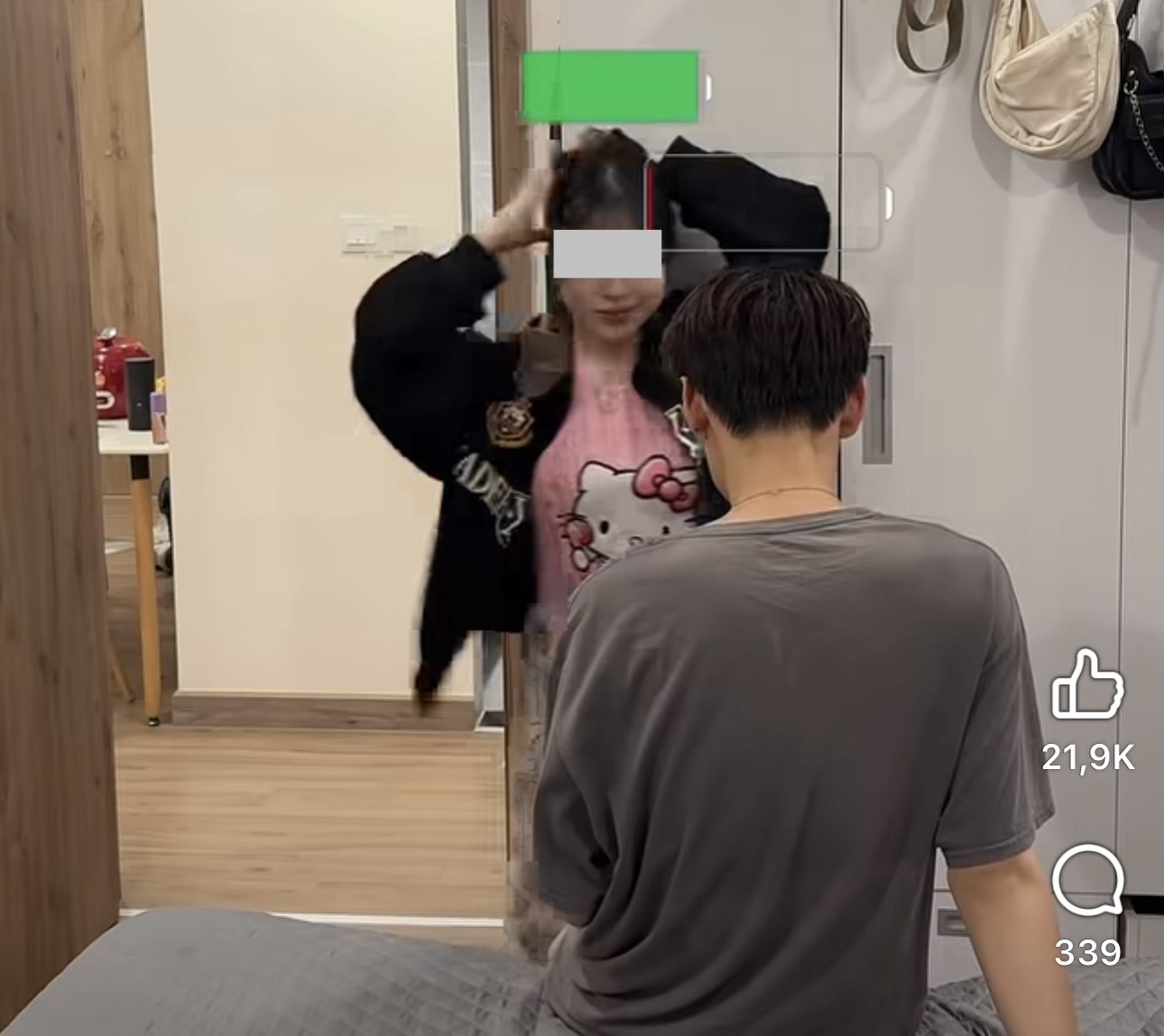 Khung hình nhạy cảm trong không gian riêng tư