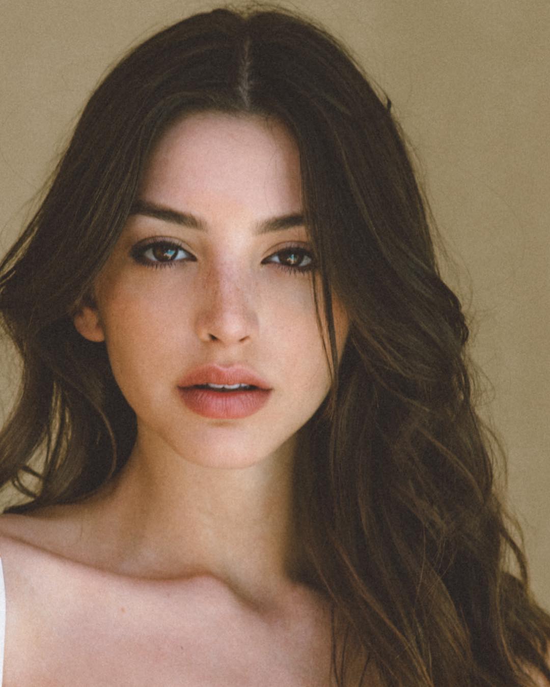 Celine Farach quyến rũ với hình ảnh thời trang đẳng cấp