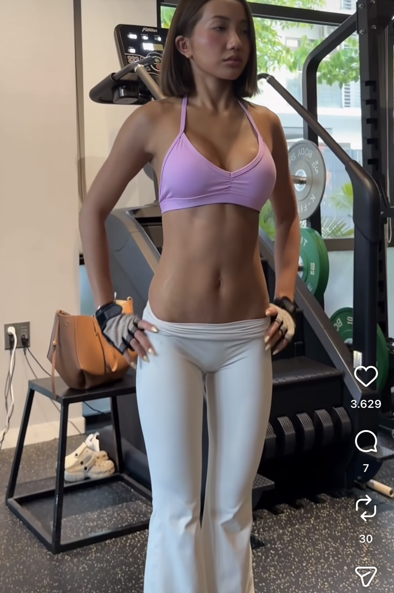 Khánh Huyền vóc dáng thon gọn