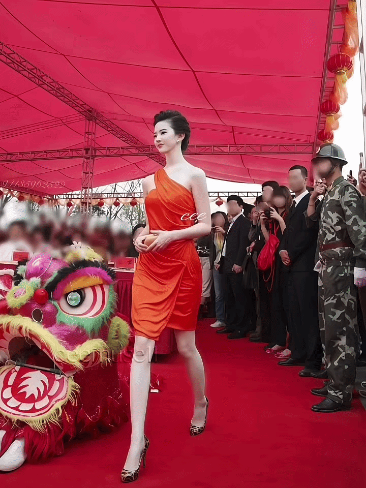 Lưu Diệc Phi diện váy đỏ rực rỡ, khoe khéo làn da trắng, thân hình thon thả hút mắt.