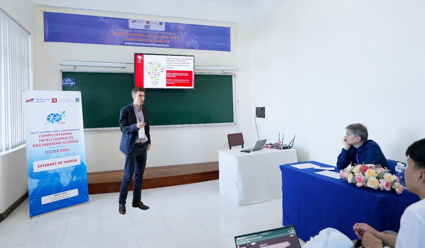 TS. Marcin Jodlowiec trình bày về dịch vụ dự báo ô nhiễm không khí