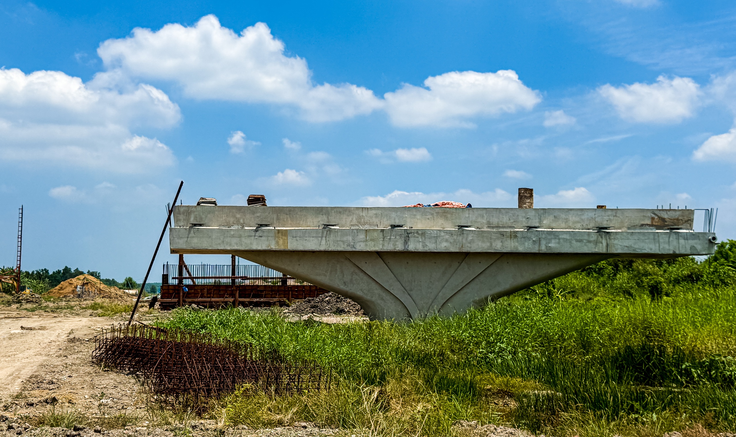 Công trường vắng bóng người những ngày đầu tháng 4