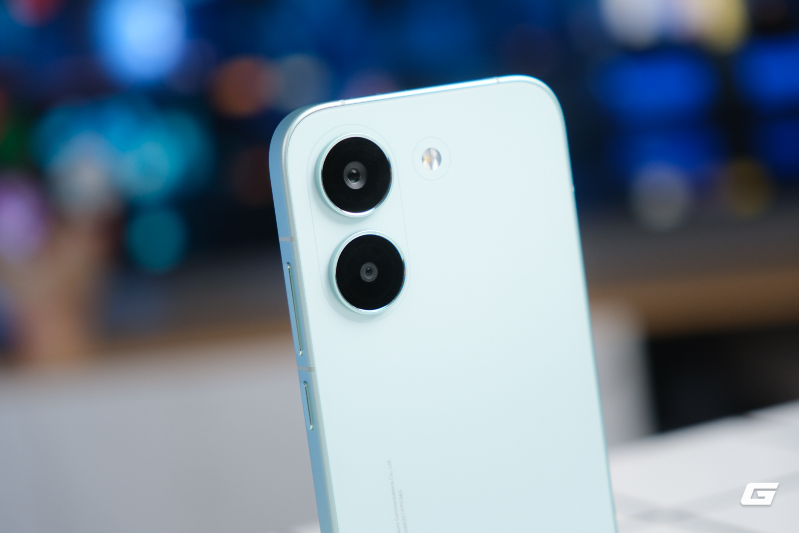 Cụm camera kép gồm cảm biến chính 50MP và góc rộng 8MP đủ dùng