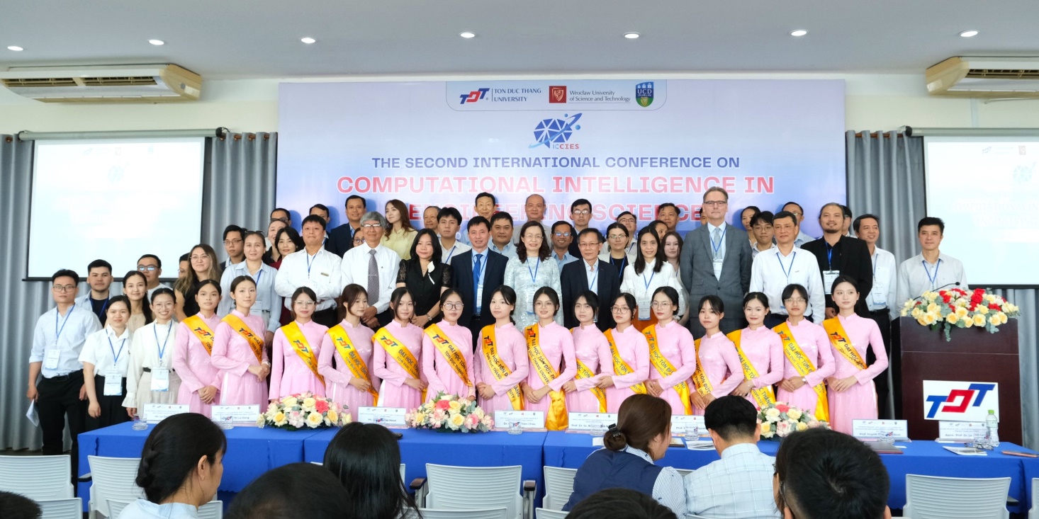 Các đại biểu chụp ảnh lưu niệm tại hội thảo ICCIES 2026