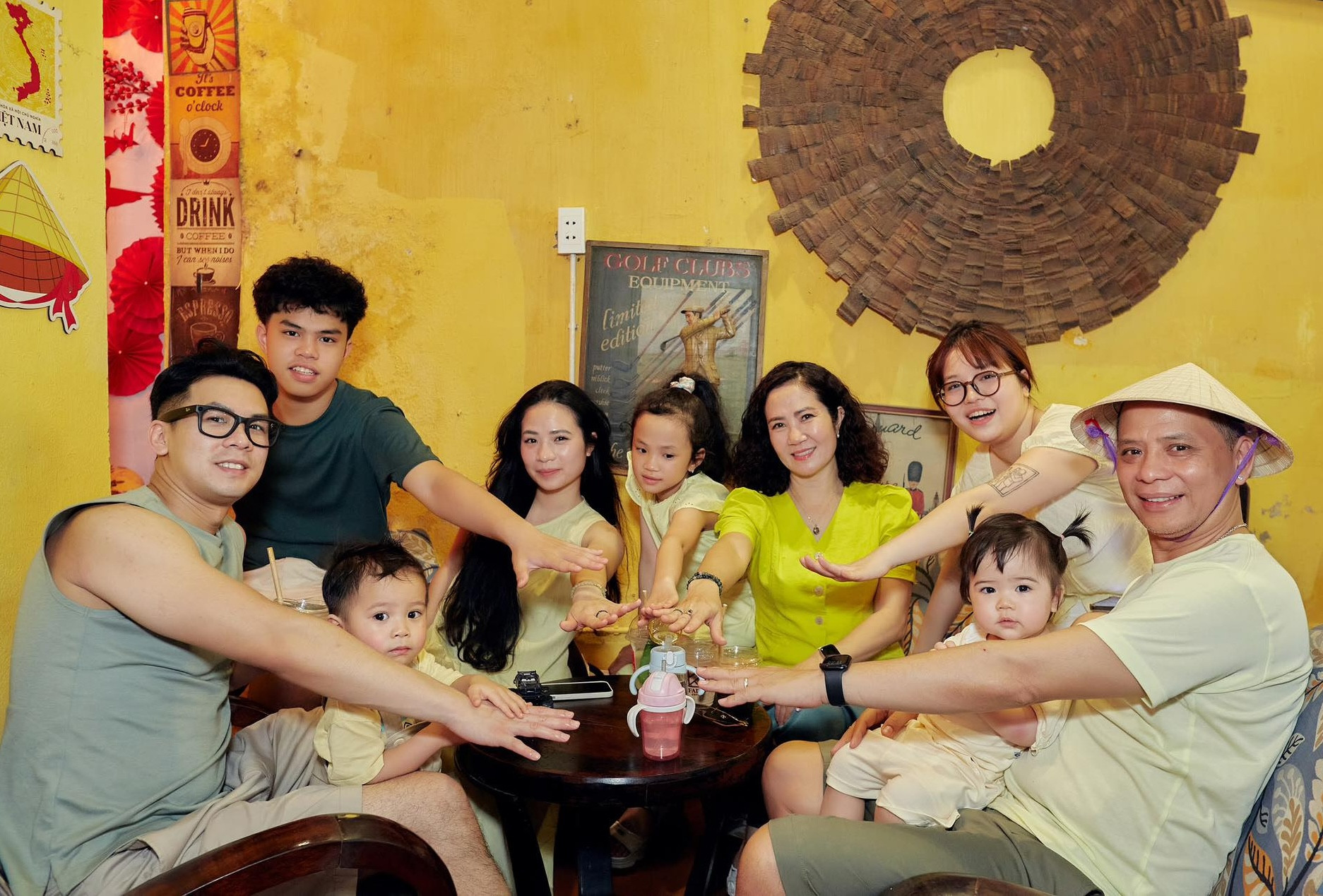 Gia đình đầy đủ các thành viên của Nguyệt Hằng