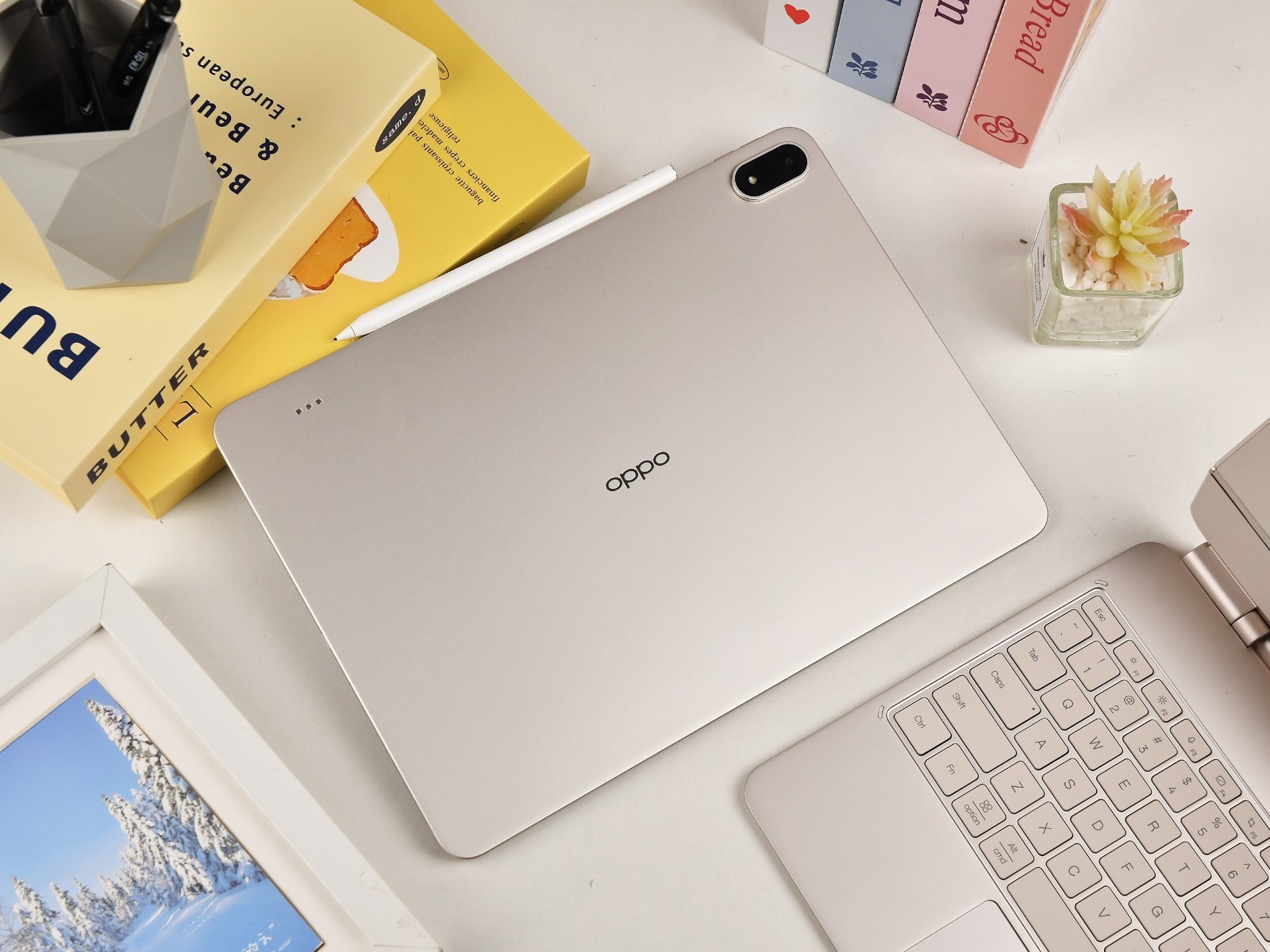Thiết kế tổng thể mỏng nhẹ cùng bút cảm ứng riêng cho OPPO Pad 5 Pro