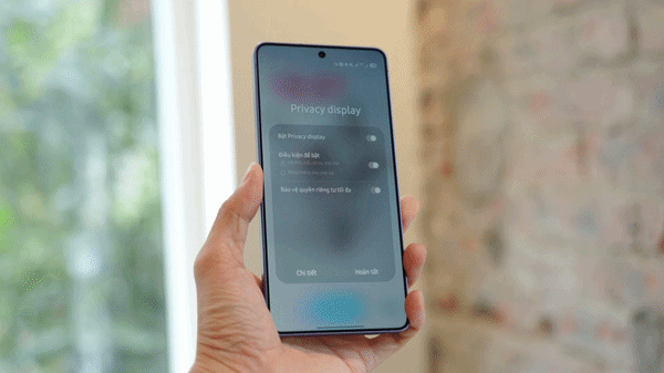 Người dùng kích hoạt Privacy Display trên Galaxy S26 Ultra