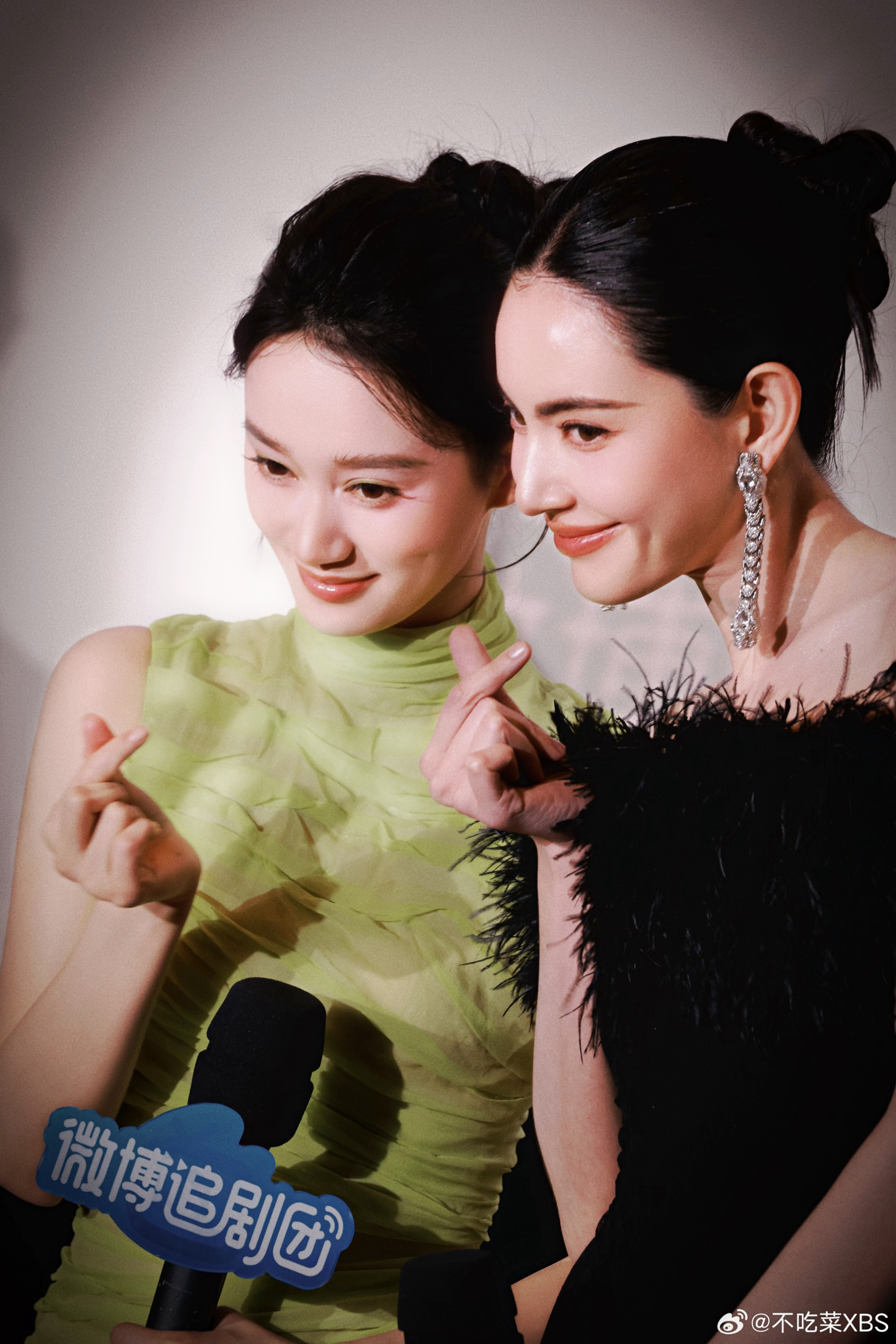 Mai Davika chụp ảnh chung cùng Hạ Mộng