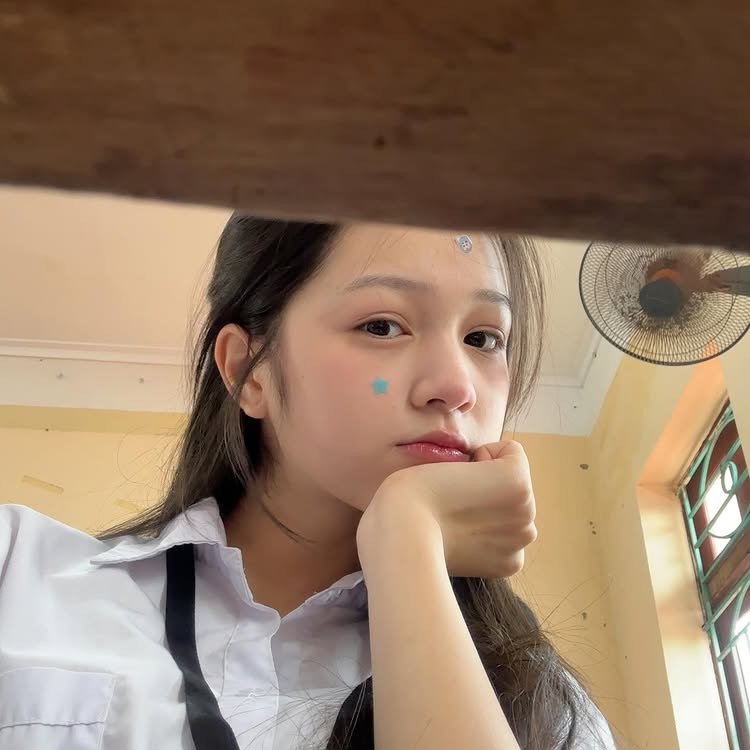 Hot girl khoe vẻ đẹp tự nhiên với phong cách nữ sinh