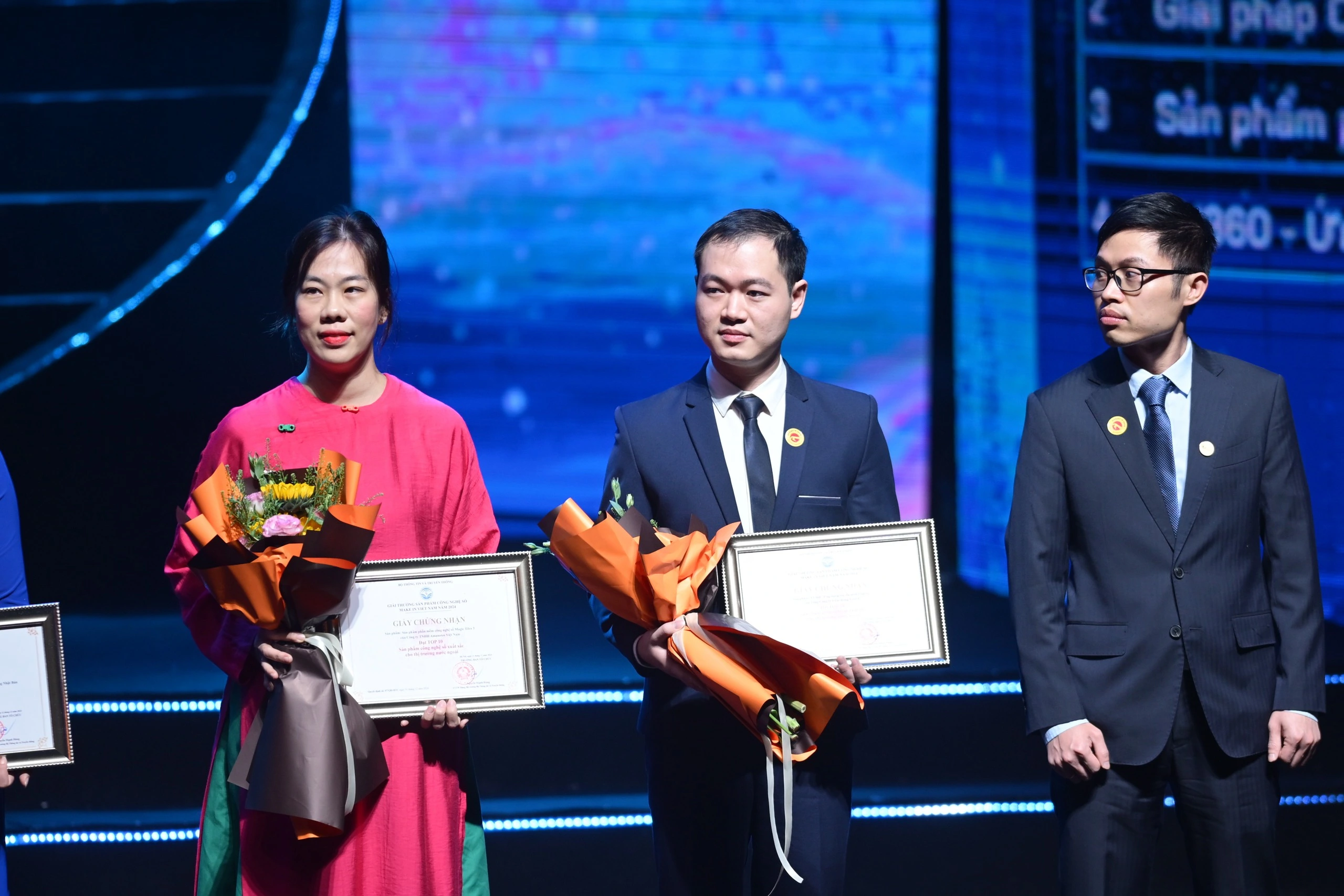 Anh Nguyễn Chí Đông (giữa) nhận Giải thưởng Make in VietNam hạng mục Sản phẩm công nghệ số mới xuất sắc (do Bộ KH-CN tổ chức)